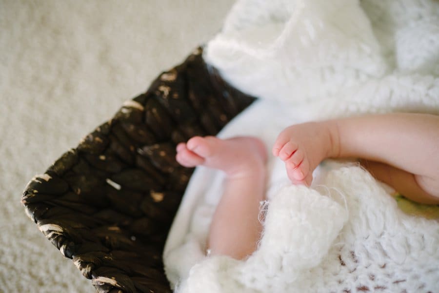 Twin Cities Newborn Lifestyle photography newborn lifestyle portrait feet