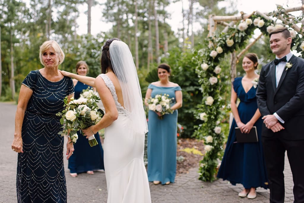 outdoor wedding ceremony at grand view lodge brainerd minnesota